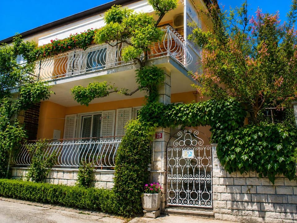 Property building, Spring, Location