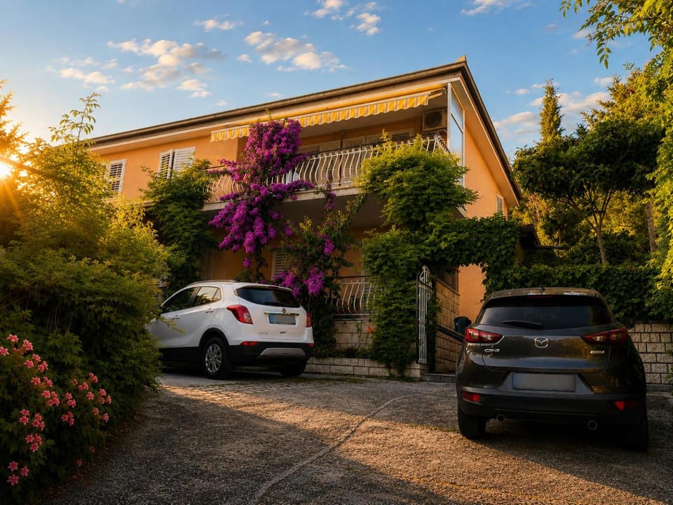 Property building, Summer, Parking