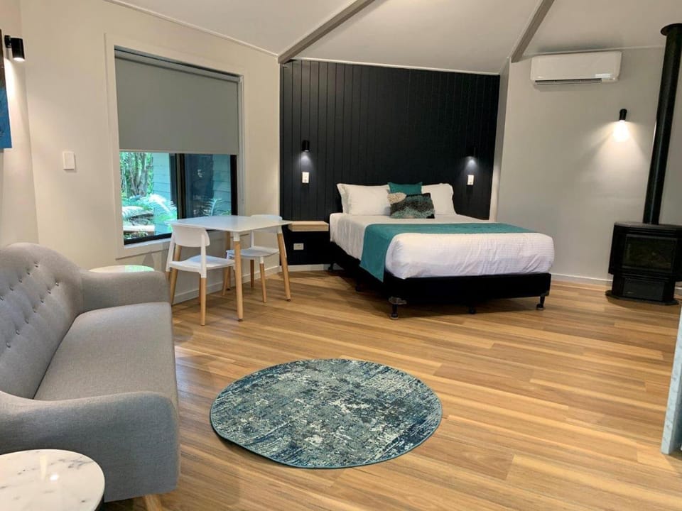 Bed, Photo of the whole room, fireplace, air conditioner