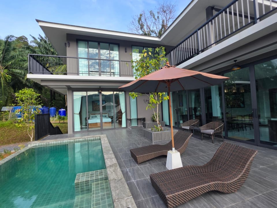 Property building, Patio, Day, Garden, Garden view, Pool view, Swimming pool, sunbed