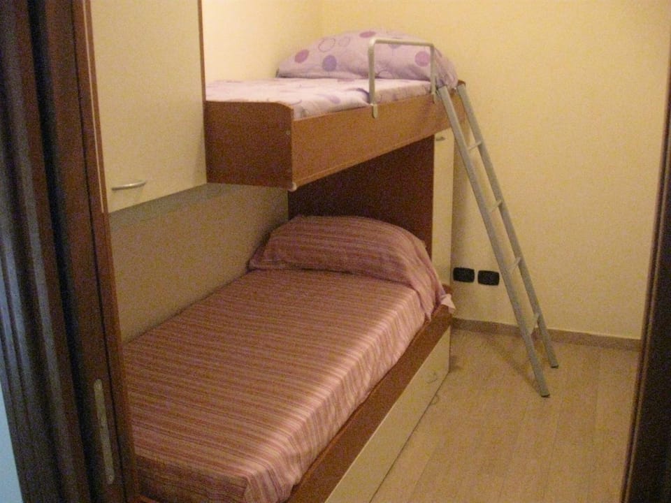 Bedroom, bunk bed