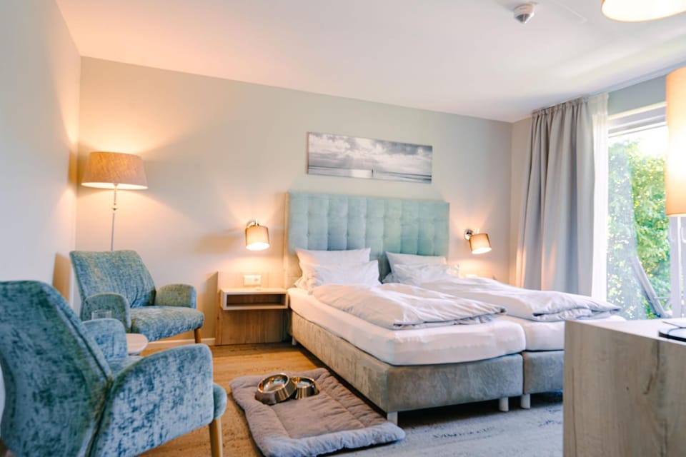Bed, Photo of the whole room, Seating area, Bedroom