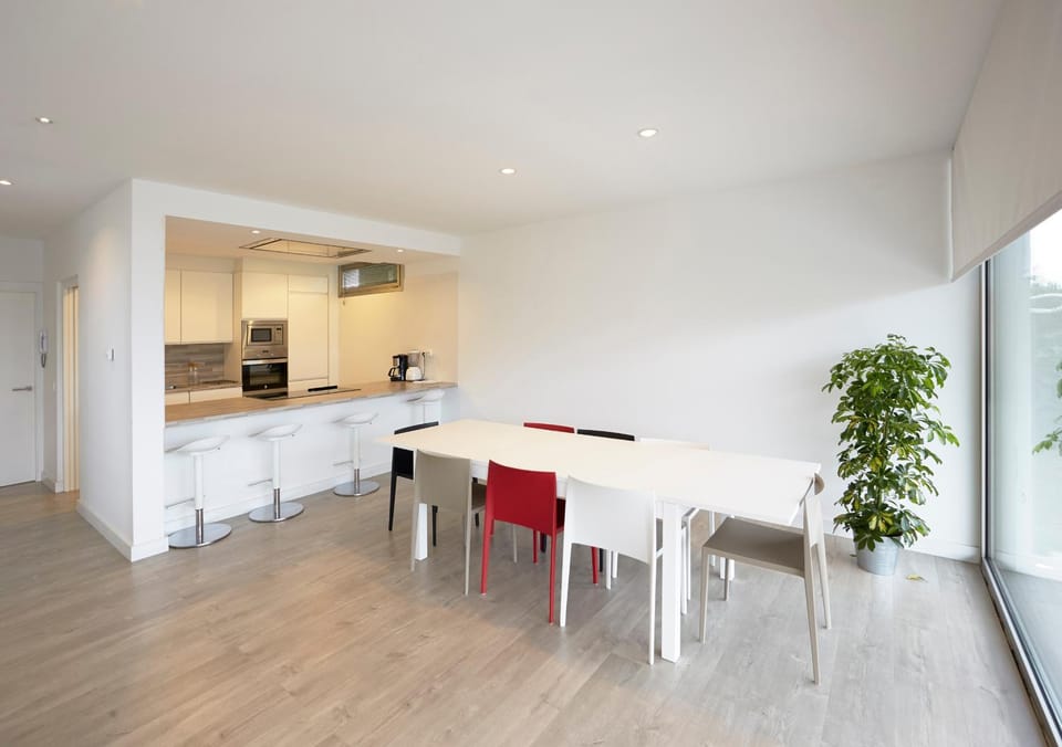 Kitchen or kitchenette, Dining area, minibar, pet friendly