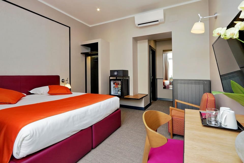 Photo of the whole room, Decorative detail, Bedroom