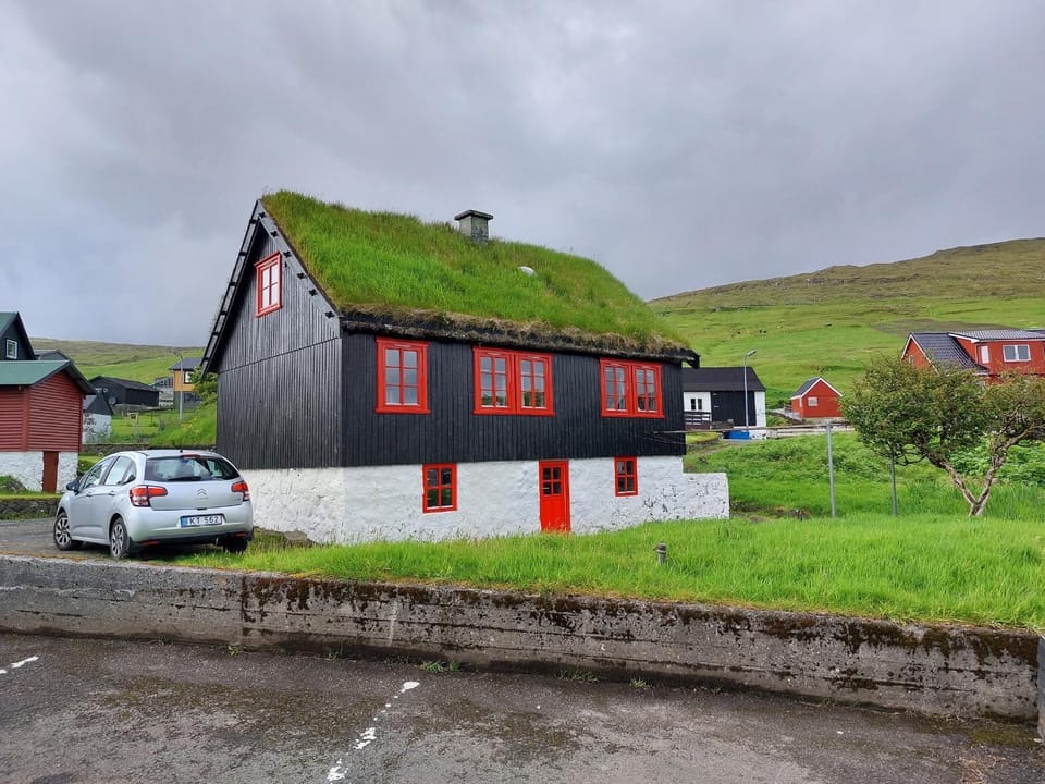Turf House Cottage - Near Airport House in Europe