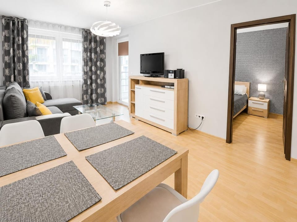 Bed, TV and multimedia, Kitchen or kitchenette, Living room, Photo of the whole room, Dining area, Evening entertainment, Bedroom
