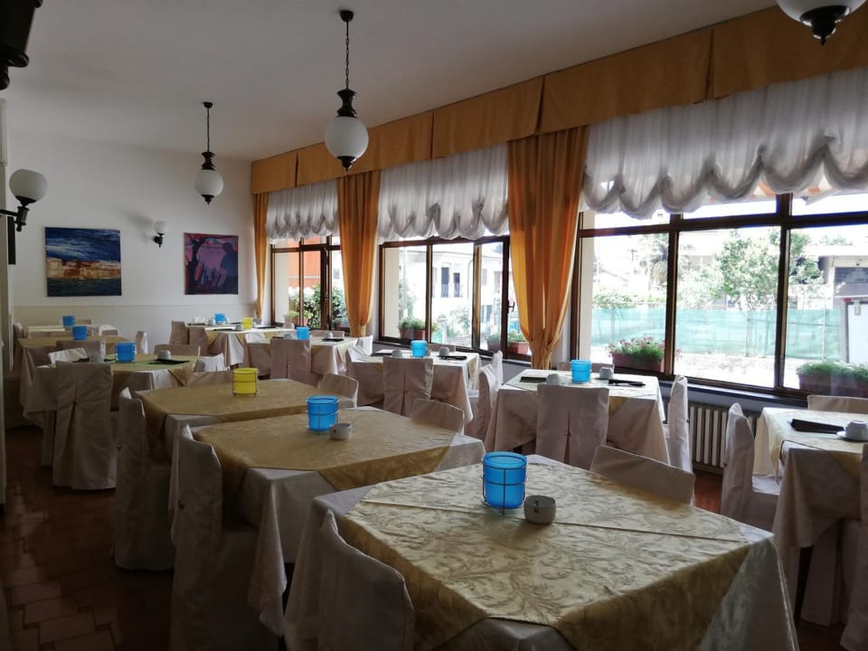 Restaurant/places to eat, Buffet breakfast