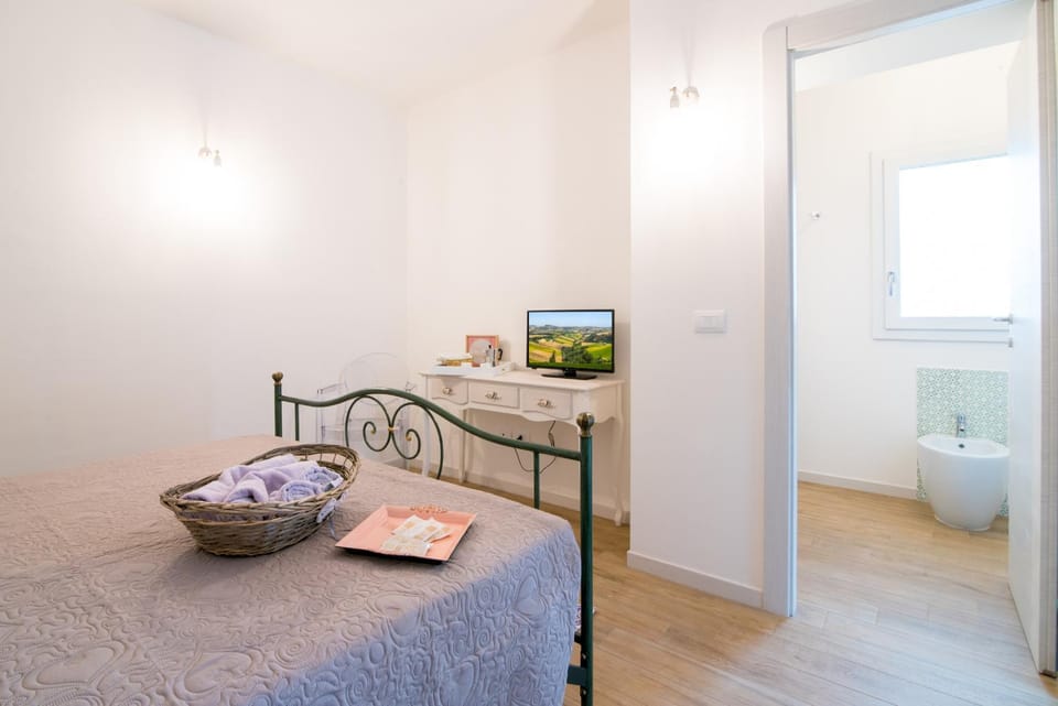 Photo of the whole room, Bedroom