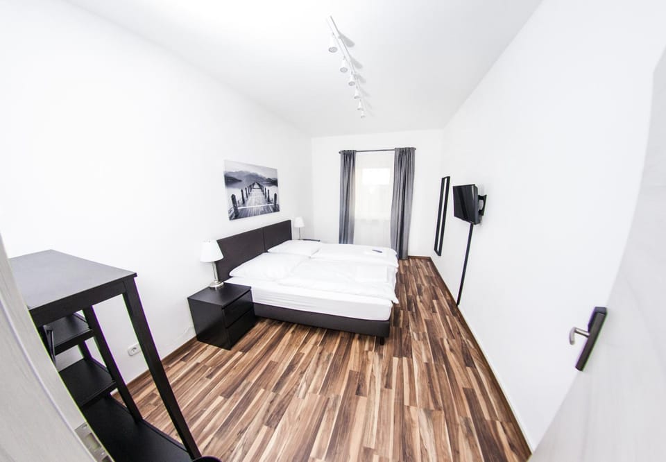 Bed, TV and multimedia, Photo of the whole room