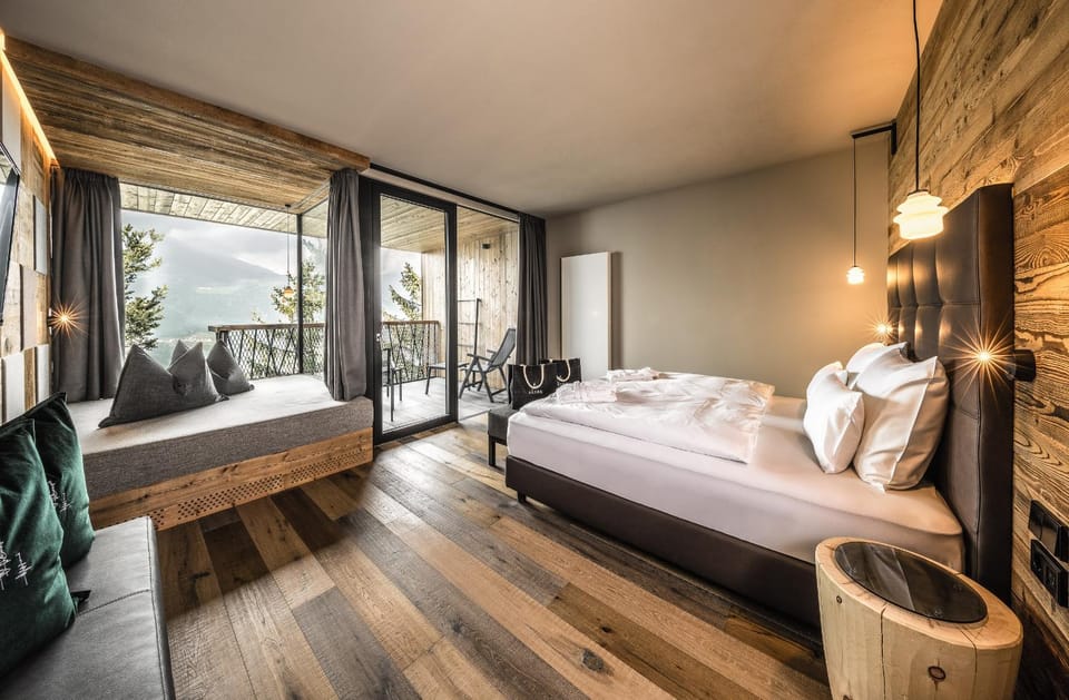 Bed, Photo of the whole room, Seating area, Bedroom