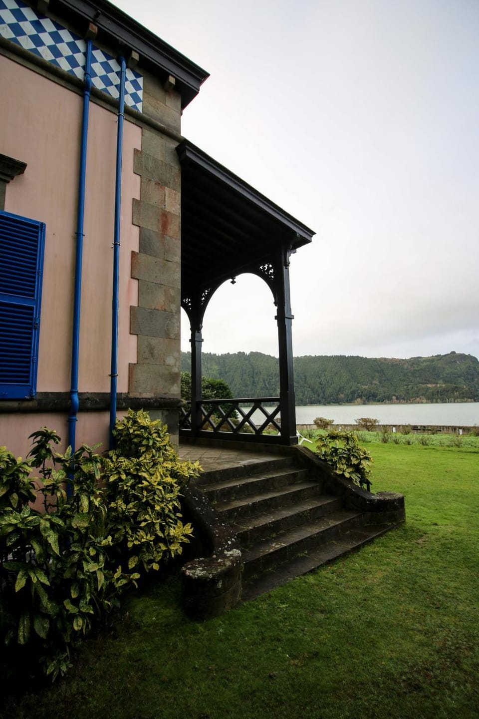 Property building, Nearby landmark, Facade/entrance, Natural landscape, Winter, Garden, Balcony/Terrace, Garden view, Lake view, Mountain view