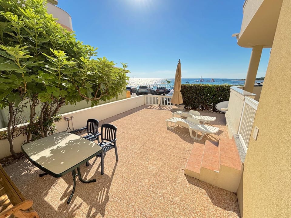 Balcony/Terrace, Dining area, Sea view, Street view, sunbed