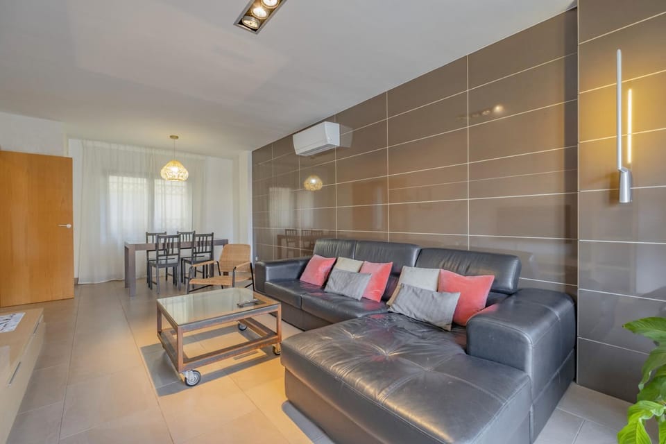 Living room, Seating area, Dining area, air conditioner
