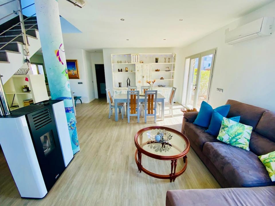 Property building, Living room, Seating area, Dining area