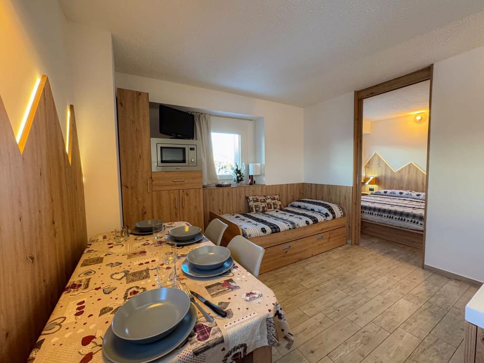 Communal lounge/ TV room, Bed, Dining area