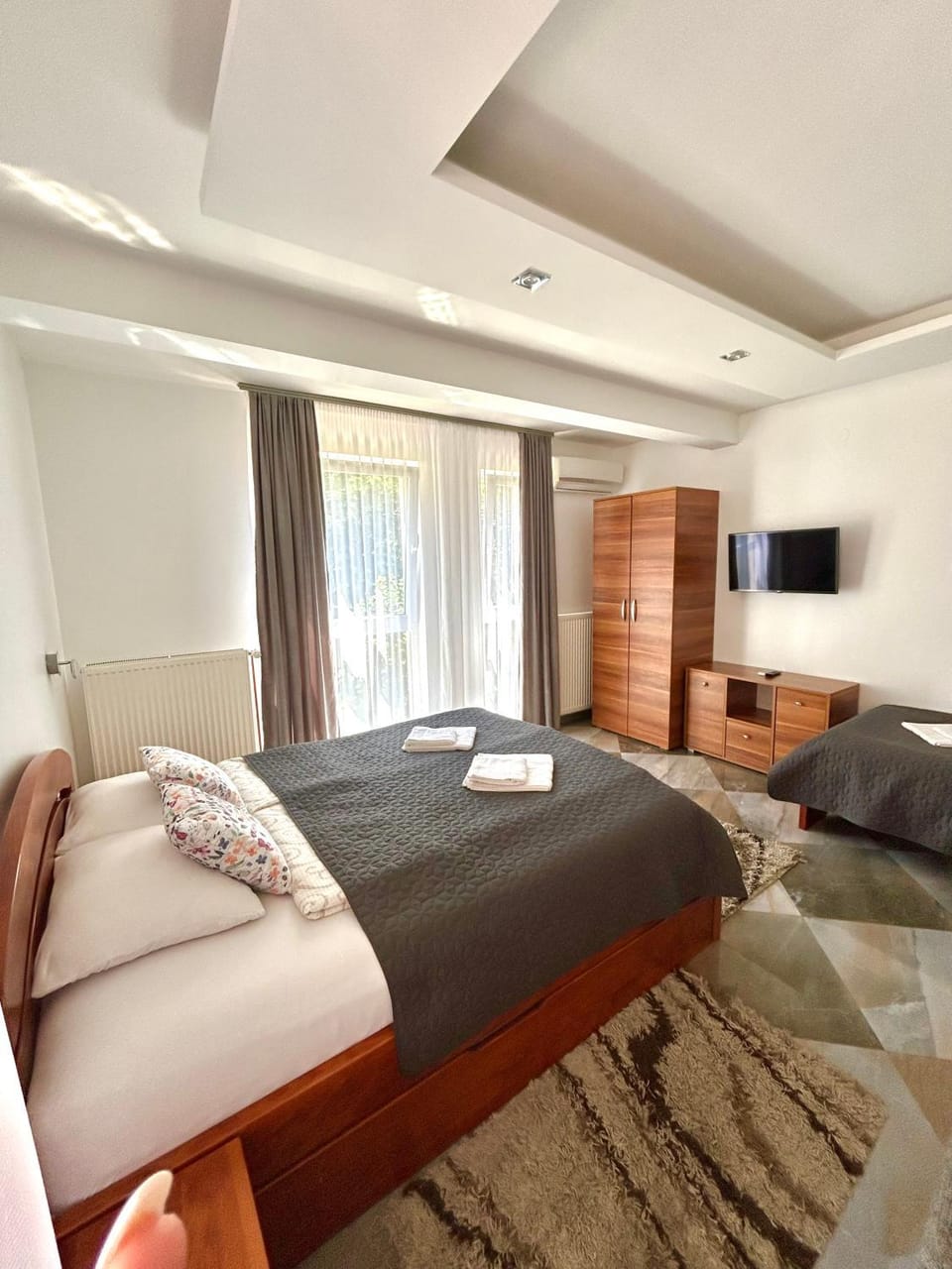 Bed, TV and multimedia, Living room, Photo of the whole room, Bedroom, towels