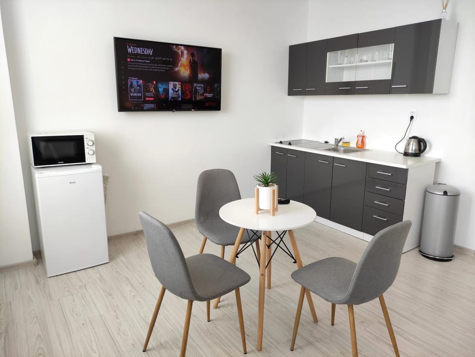 Coffee/tea facilities, Kitchen or kitchenette, Seating area, Dining area, minibar, stove