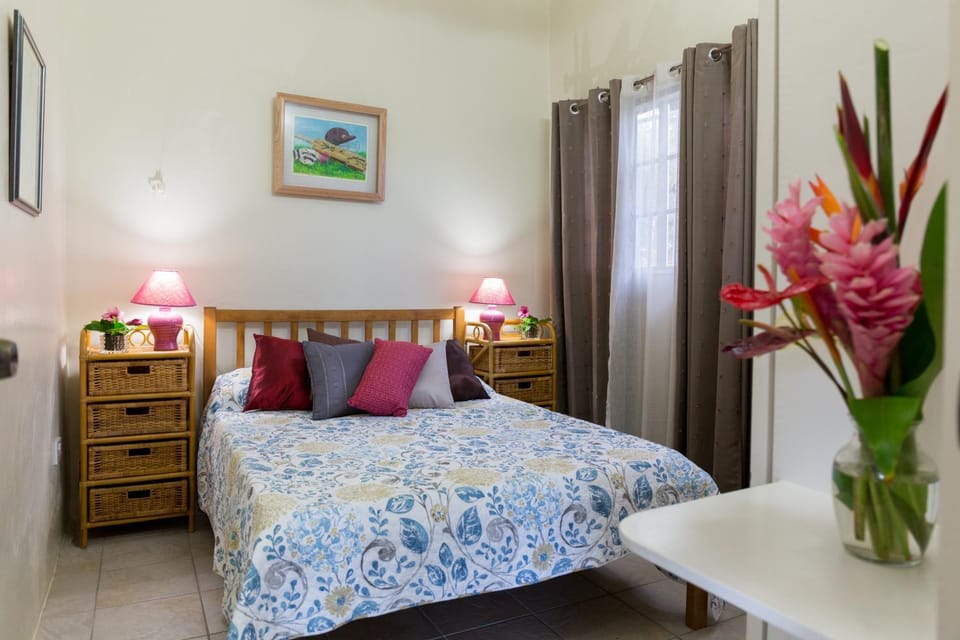 Bed, Photo of the whole room, Decorative detail, Bedroom, Garden view