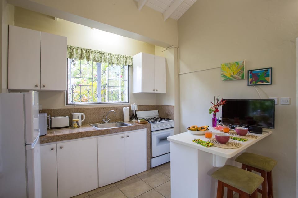 Coffee/tea facilities, Kitchen or kitchenette, Living room, Photo of the whole room, Seating area, Dining area