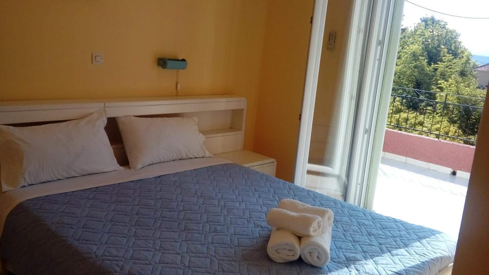 Yellow house Apartment in Argostolion