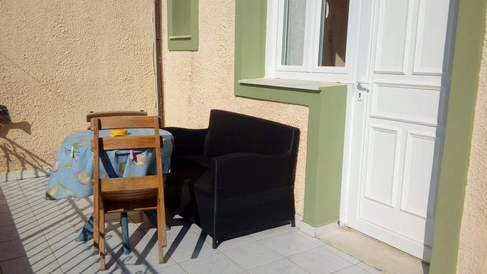 Yellow house Apartment in Argostolion