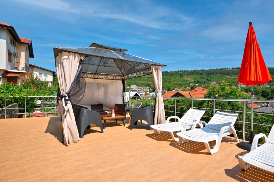 Patio, Day, Balcony/Terrace, sunbed