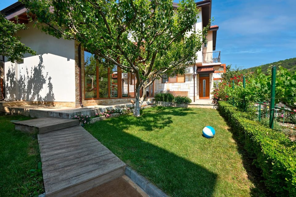 Property building, Day, Garden