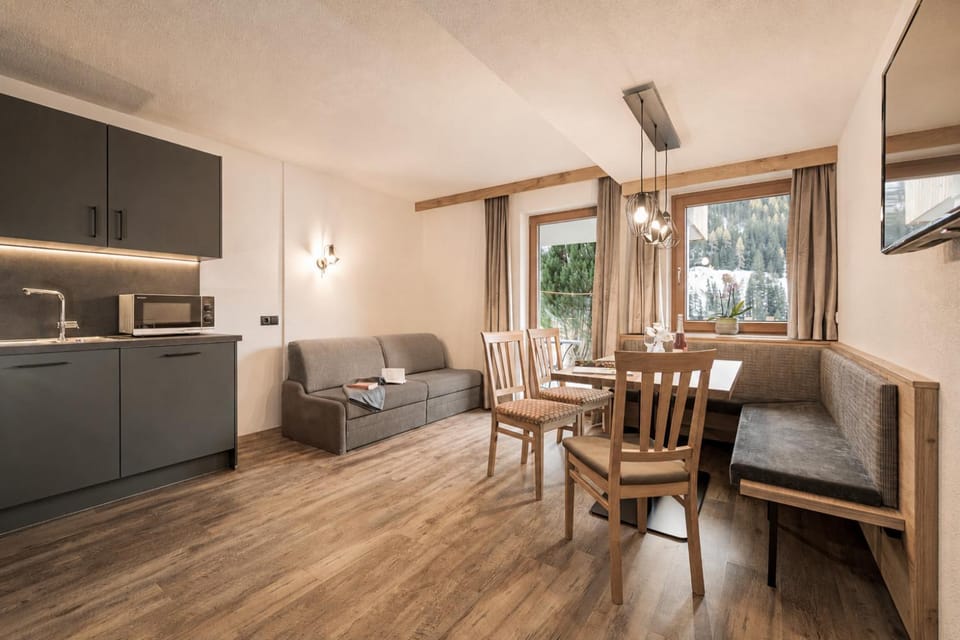 Kitchen or kitchenette, Seating area, Dining area
