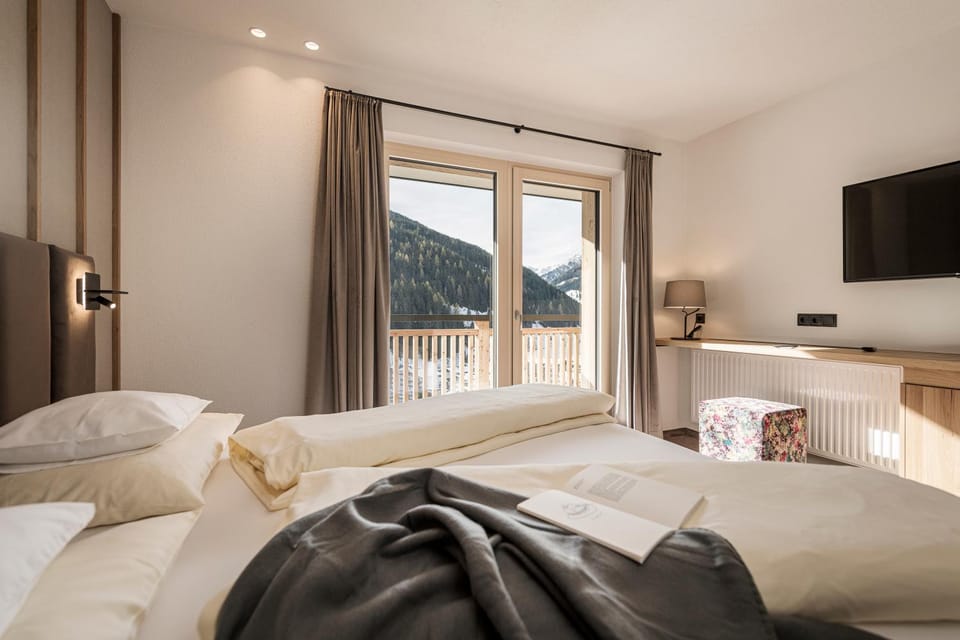Bed, Natural landscape, TV and multimedia, Photo of the whole room, Bedroom, Mountain view