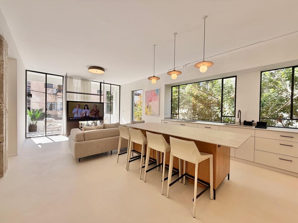 TV and multimedia, Kitchen or kitchenette, Living room, Seating area, Dining area