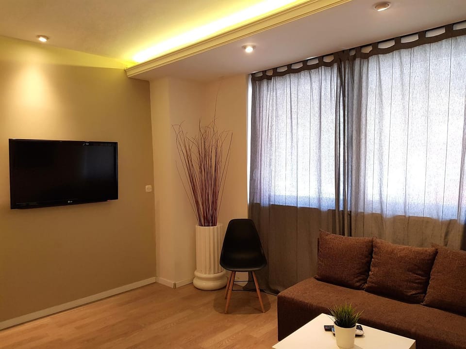 Nearby landmark, Day, People, People, People, Coffee/tea facilities, View (from property/room), Living room, On site, Area and facilities, Shopping Area, Seasons, Family
