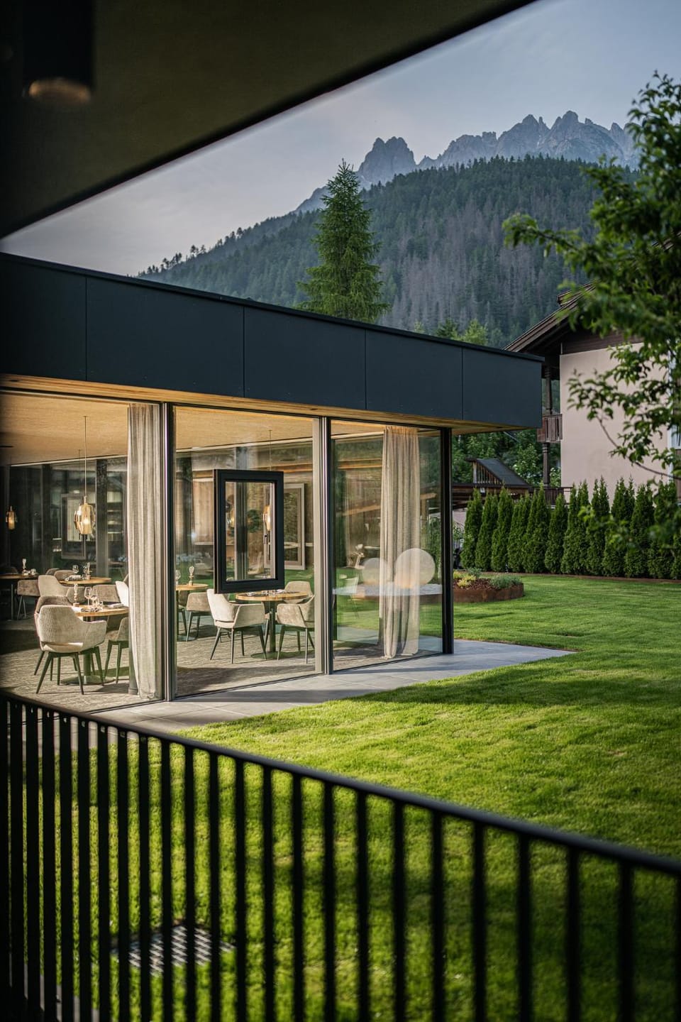 Property building, Restaurant/places to eat, Day, Natural landscape, Garden, Garden view, Mountain view, sunbed