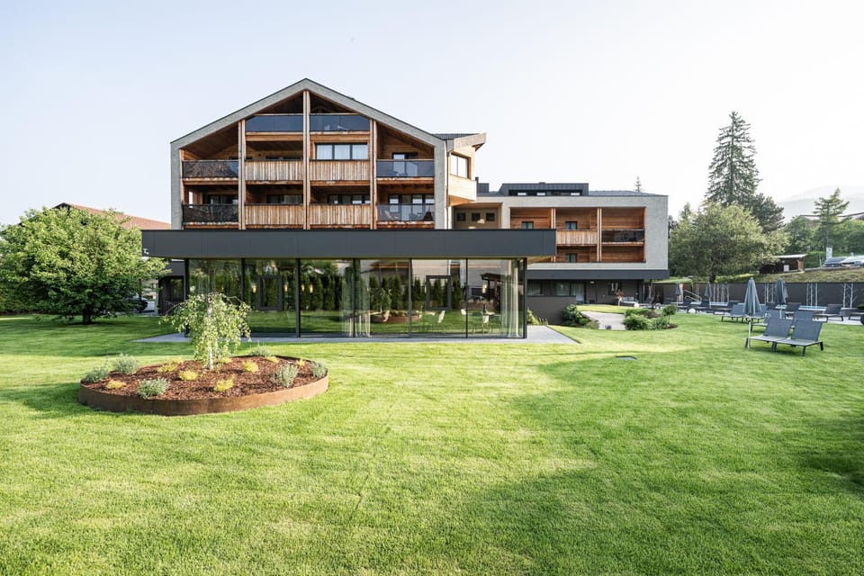 Property building, Day, Natural landscape, Garden, Garden, Garden view