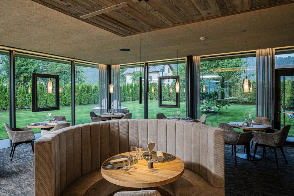 Restaurant/places to eat, Restaurant/places to eat, Seating area