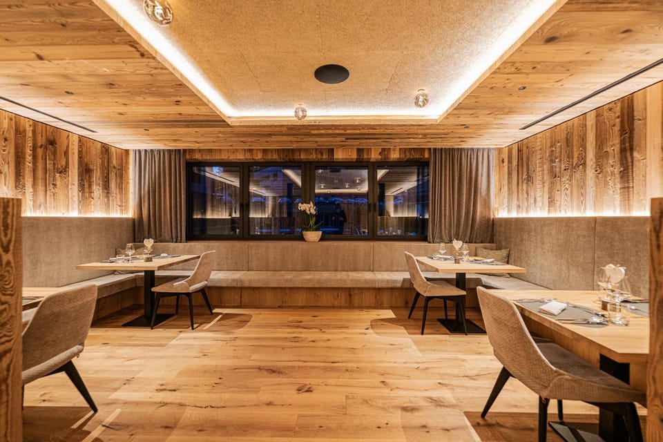Restaurant/places to eat, Restaurant/places to eat, Seating area