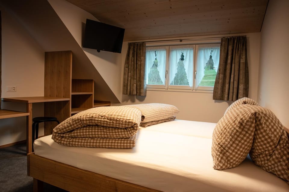 Bed, TV and multimedia, Photo of the whole room, Bedroom