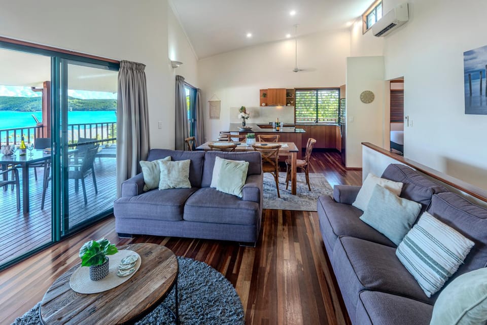 Kitchen or kitchenette, Seating area, Dining area