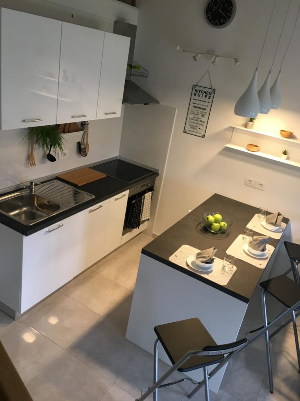Kitchen or kitchenette, Dining area