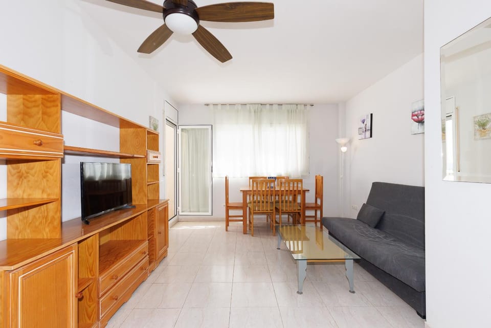 Communal lounge/ TV room, TV and multimedia, Living room, Dining area