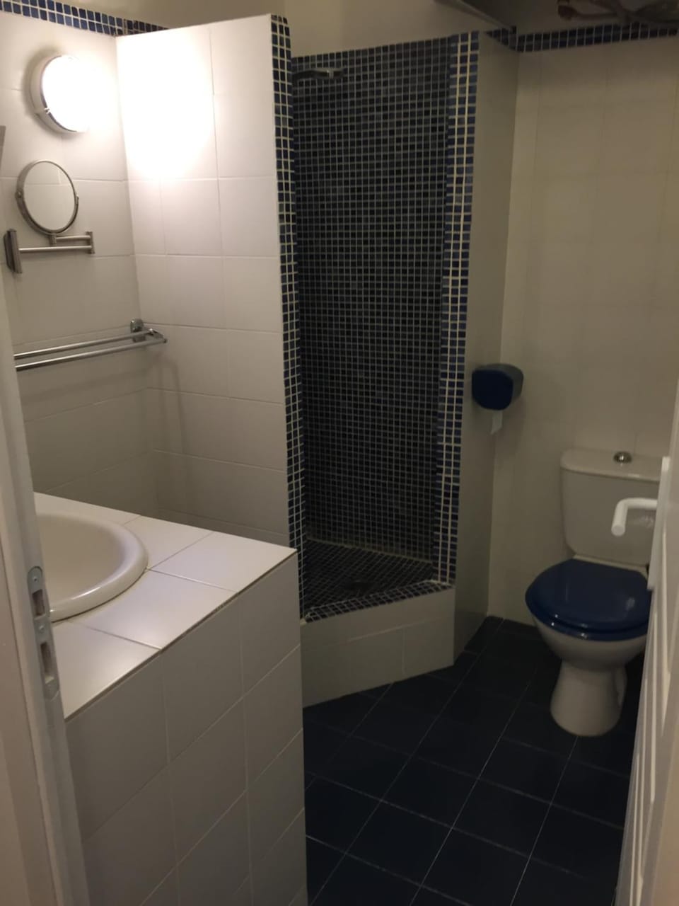 Shower, Toilet