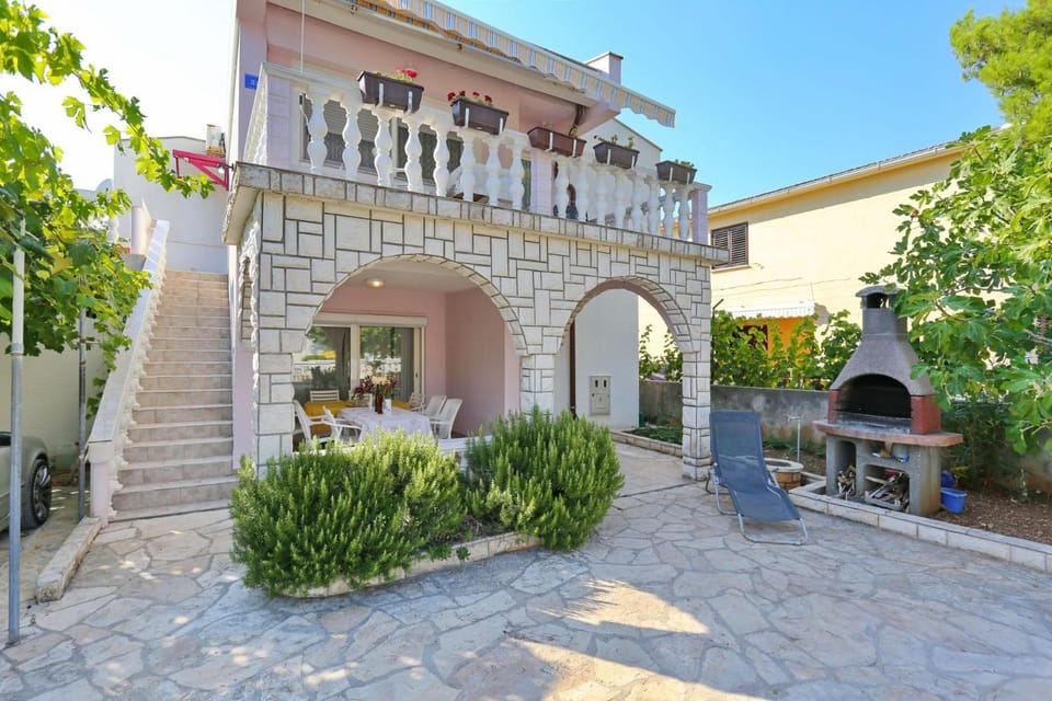 Property building, BBQ facilities, Garden, Balcony/Terrace