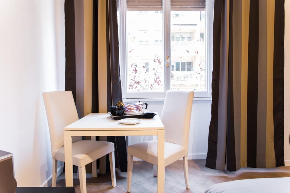 Coffee/tea facilities, Living room, Photo of the whole room, Decorative detail, Decorative detail, Bedroom, Quiet street view