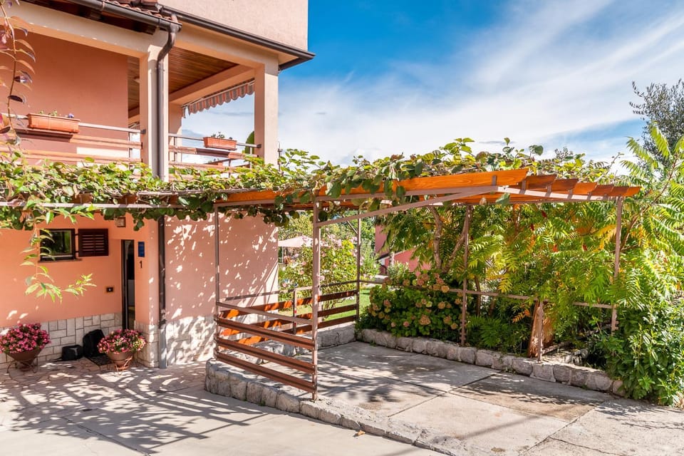 Patio, Facade/entrance