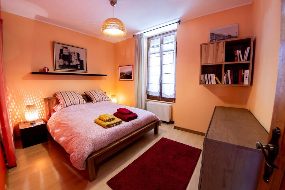 Photo of the whole room, Bedroom