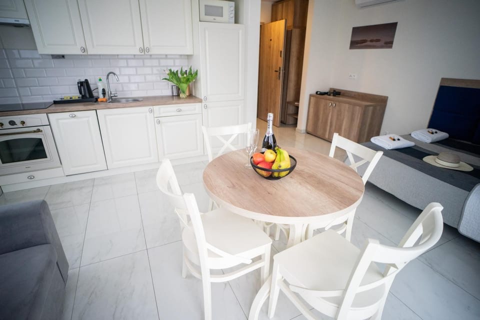 Kitchen or kitchenette, Living room, Food and drinks, Seating area, Dining area, Food, minibar, stove