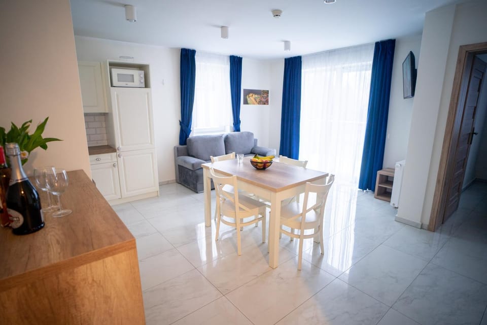 Kitchen or kitchenette, Living room, Seating area, Dining area