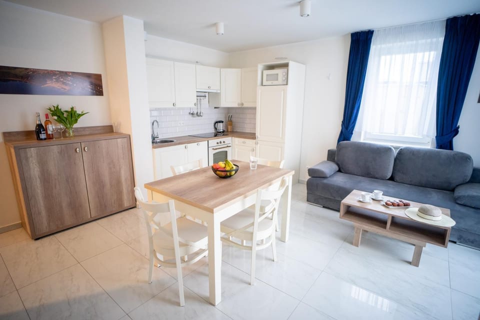 Kitchen or kitchenette, Living room, Food and drinks, Seating area, Dining area, Food, minibar, stove