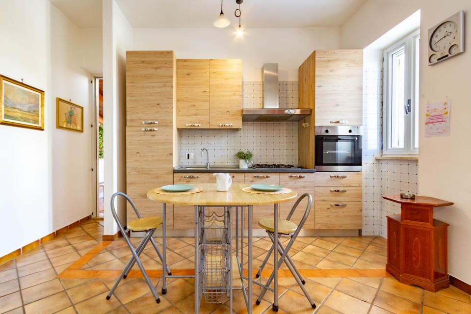 Kitchen or kitchenette, Dining area, oven, stove