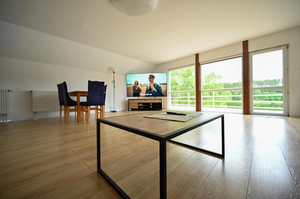 TV and multimedia, Living room, Seating area, Dining area