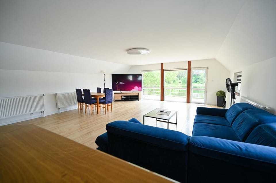 Communal lounge/ TV room, TV and multimedia, Living room, Seating area, Dining area, Evening entertainment